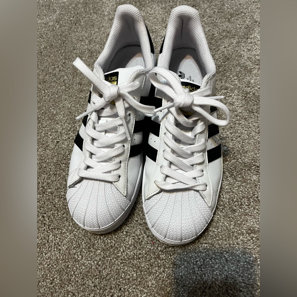 Women’s Sz 8.5 Adidas Superstar Classic White Sneakers with Black Stripes NWOT